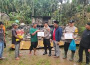 Polsek Kempas Peduli, Berikan Bansos kepada Warga Korban Musibah Kebakaran Rumah