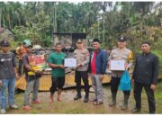 Kapolsek Kempas Salurkan Bansos kepada Korban Kebakaran Rumah di Desa Sungai Ara