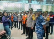 Kapolresta Pekanbaru Dampingi Kapolda Riau Dalam Peninjauan Posko Arus Mudik 2024 di Bandara SSQ II