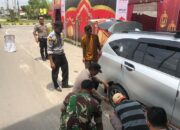 Keren, Begini Aksi Polisi di Kampar saat Bantu Ganti Ban Mobil Yang Pecah Ban