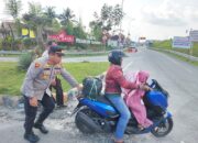 Kapolsek Tambang Bantu Dorong Sepeda Motor Pemudik yang Mogok Sekaligus Bantu Isikan BBM