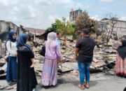 Polres Rohul Beri Bantuan Untuk Korban Kebakaran 17 Bangunan Pasar di Ujung Batu, Tim Labfor Polda Riau Lakukan Pemeriksaan TKP