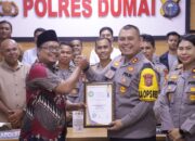 May Day Kapolres Dumai Terima Plakat dan Piagam Penghargaan Dari SB TEKAL dan FAP TEKAL