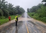 Gotong Royong Bersama Warga Anggota Lantas Kandis Bersihkan Jalan Lintas 