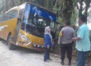 Salut! Polisi Bantu  Mobil Bus Yang Terpelosok Di Wisata Henferd Land XIII Koto Kampar