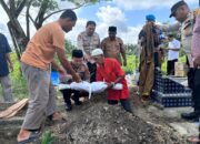 Kapolsek Perhentian Raja Sholat dan Makamkan Bayi Yang ditemukan di Kebun Sawit