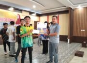 Kabag Ren Polres Rohul AKP Hermawan SH Serahkan Hadiah Juara Turnamen Tenis Meja di Universitas Rokania