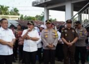 Pj Gubri, Bupati, Kapolres Dan Ketua PMI Rohul  Bantu Korban Kebakaran 18 Unit Rumah Di Pasar Langkitin