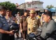 Kapolres Dan Bupati Rokan Hulu, Bagikan Helm Gratis Dalam Rangka Operasi Patuh Lancang Kuning 2024