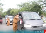 Sambut HUT Ke-79 Kemerdekaan RI, Pemkab Rohul Bagikan Ratusan Bendera Merah Putih