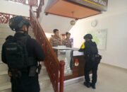 Patroli Brimob Di KPU Provinsi Riau Dalam Rangka Operasi Mantap Praja Lancang Kuning 2024