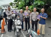 Tim Cooling System Ditlantas Polda Riau Edukasi Pemohon Cek Fisik Kendaraan Di Samsat 