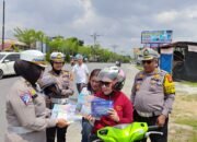 Tim Cooling System Ditlantas Polda Riau Edukasi Pengendara Di Traffic Light Yos Sudarso Pekanbaru 