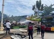 Aksi Cepat dan Sigap Sat Samapta Polres Rohul Padamkan Warung Terbakar Dengan Mobil AWC