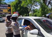 Tim Cooling System Ditlantas Polda Riau Edukasi Pengendara Yang Melintas Di Bundaran Tugu Keris