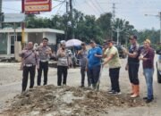Sat Lantas Dan Dishub Rokan Hulu Bersinergi Perbaiki Jalan Rusak