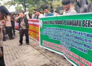 Aliansi Masyarakat Pekanbaru Bersatu Geruduk KPU Kota Pekanbaru