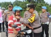 OK-LK25 – Sebanyak 30 Buah Sat Lantas Polres Rokan Hulu Bagikan Helm Gratis Dalam Operasi Keselamatan Lancang Kuning 2025