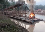 Polsek Kuantan Hilir Tindak Tegas Aktivitas PETI di Wilayahnya, Tiga Rakit Dompeng Dimusnahkan