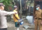 Cegah Wabah DBD, Bhabinkamtibmas Polsek Tualang Bersama Puskesmas Setempat Lakukan Fogging di Permukiman Warga