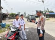 Unit Lantas Polsek Kandis Tengah Imbau Pelajar Wajib Pakai Helm Saat Berkendara Ke Sekolah