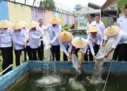 Dukung Program Ketahanan Pangan, Kakanwil Dirjenpas Riau Tabur Benih Ikan Patin di Lapas Kelas llA Pekanbaru