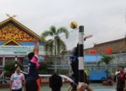 Bangun Kehangatan dan Rasa Kekeluargaan, Petugas Lapas Pekanbaru Ajak Warga Binaan Bermain Voli