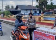 TRLK-25 – Sat Lantas Polres Rokan Hulu Bagikan Takjil Di Bulan Ramadhan, Wujud Kepedulian Dan Kedekatan Dengan Masyarakat