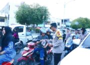 Polres Dumai Kembali Berbagi Takjil Jelang Berbuka Puasa Kepada Pengguna Jalan