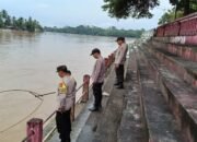 Polsek Kuantan Tengah Lakukan Pengecekan Debit Air Sungai Kuantan, Warga Diminta Tetap Waspada