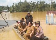 Kapolsek Kampar Dampingi Bupati dan Wabup Kampar Tinjau dan Bantu Warga Terdampak Banjir