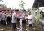 Kapolresta Pekanbaru Tinjau Banjir di Rumbai, Salurkan Bantuan untuk Warga Terdampak