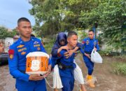 TIM SAR DITPOLAIRUD Polda Riau Evakuasi Warga Terdampak Banjir