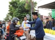 Polres Kuansing dan Mahasiswa UNIKS Bagikan Takjil Ramadhan 1446 H kepada Pengguna Jalan di Teluk Kuantan