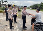 Polsek Bukit Kapur Berbagi Takjil Ramadhan Kepada Pengguna Jalan