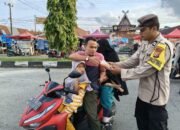 Berbagi Keberkahan di Bulan Suci Ramadhan, Polsek Tualang Membagikan Takjil