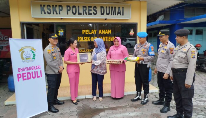 Sinergi Polri dan Bhayangkari: KSKP Dumai Santuni Warga dan Pegawai Honorer