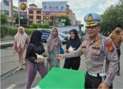 Ditlantas Polda Riau Berbagi Takjil di Pekanbaru, Warga Apresiasi Operasi Tertib Ramadhan