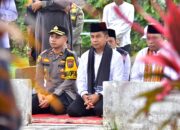 Lepas Rombongan Ziarah Kubur Desa Kampung Godang, Bupati Kampar Apresiasi Atas Pelestarian Budaya Aghi Ghayo Onam