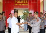 Wakapolres Kuansing Serahkan Bibit Pohon kepada Personel Berulang Tahun, Wujud Apresiasi dan Komitmen terhadap Penghijauan