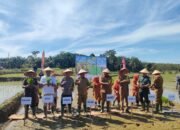 Wakapolres Rokan Hulu Hadiri Giat Tanam Padi Bersama Dan Serah Terima Bantuan Pertanian Di Desa Pasir Maju