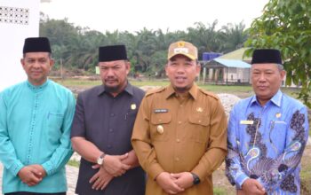 Sambut Hari Bumi, Wabup Husni dan Kemenag Siak Tanam Pohon Matoa