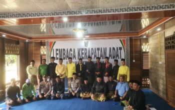 Sambut Hangat Kapolres Rohul, Ketua LKA Luhak Kepenuhan Serahkan Cendramata
