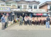 Peduli Lingkungan, Polsek Kabun bersama Upika Gelar Gotong Royong Bersihkan Jalan Raya Jalur Dua Desa Kabun