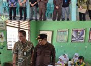 Rayakan HUT ke-74 Persaja, Kejari Rokan Hulu Dukung Program Prabowo dengan Bagi 160 Paket Makanan Sehat di SDN 019