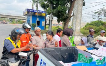 Berbagi Rezeki, Bangun Kesadaran Tertib Lalu Lintas: Aksi Polantas Riau di Jum’at Barokah