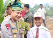 Kapolda Riau Tanam Pohon di Rohul, Ajak Warga Hijaukan Bumi Demi Masa Depan