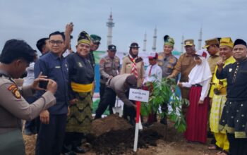 Kapolda Riau Tebar Semangat Hijau di Rohul: “Menanam Pohon, Menanam Harapan!”