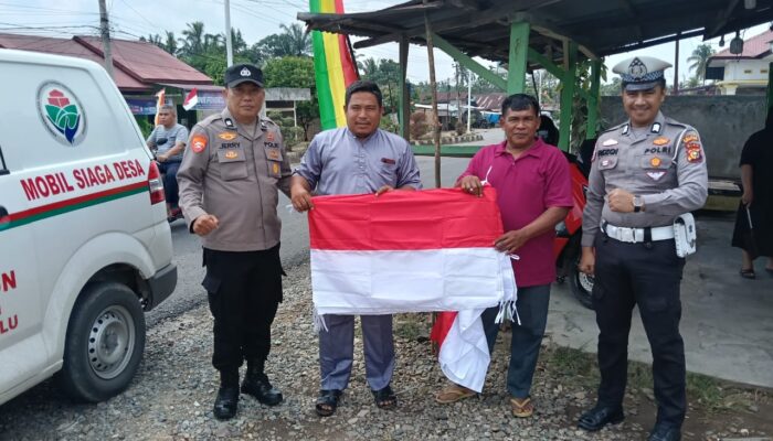 Polsek Tandun Kobarkan Semangat Merah Putih, 50 Bendera Berkibar di Tangan Warga