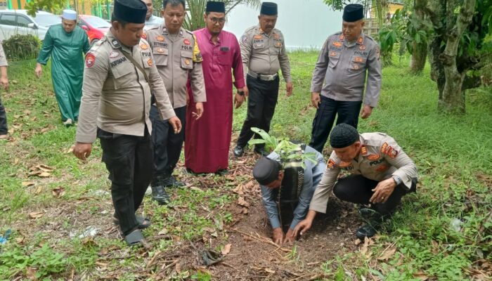 Polres Dumai Gelar Penanaman Pohon Serentak Dukung Program Green Policing